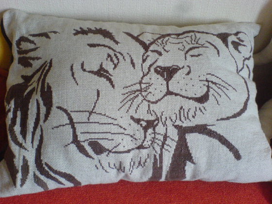 Работа «Подушка со львами»