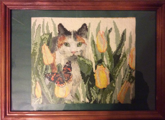 Работа «Кошка в тюльпанах»