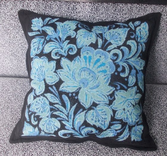 Работа «Подушка с синими цветами.»