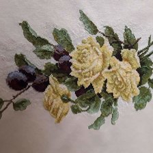Работа «Жовті рози зі сливами»