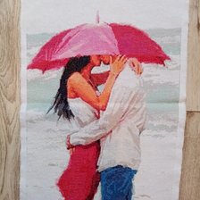 Работа «Поцелуй под зонтом»