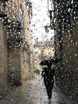 Человек под дождём) - необычно, дождь - оригинал