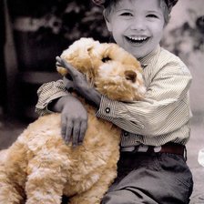 радостный мальчик с собакой