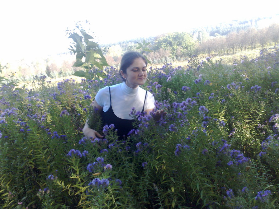 girl and blue flowers - girl, flowers - оригинал