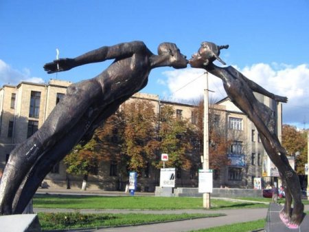 Памятник влюбленным в Харькове - красивые места украины - оригинал