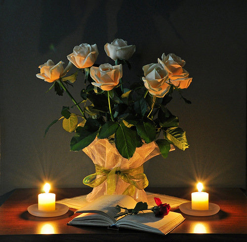Вечер при свечах - розы, ваза, цветы, картина, букет, свечи, натюрморт - оригинал