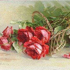 розы в плетеной корзинке