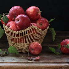 яблоки в корзине