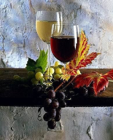 Бокалы с вином - вино, виноград, бокалы, кленовые листья - оригинал