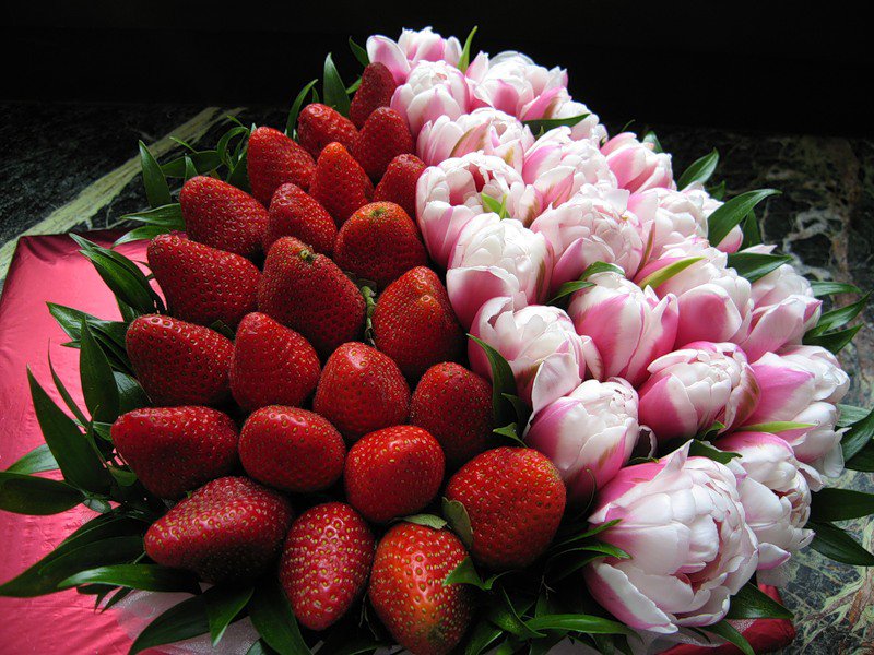 Букет из тюльпанов и клубники - праздник, цветы, клубника, букет, тюльпаны - оригинал