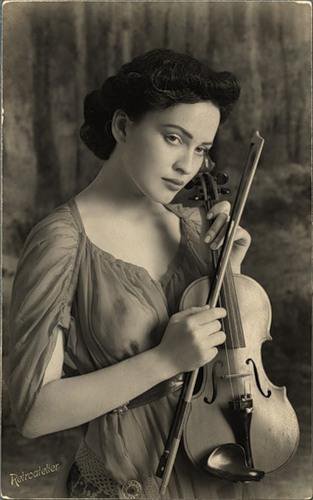 Девушка со скрипкой - скрипка - оригинал