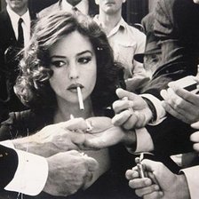 Моника Белуччи с сигаретой