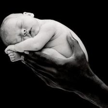 Оригинал схемы вышивки «Младенец на рукух» (№148389)
