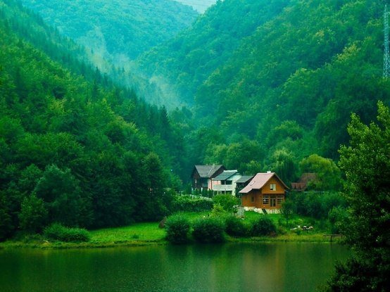 Дом у озера - пейзаж, туман, лес, холм, природа, красота - оригинал
