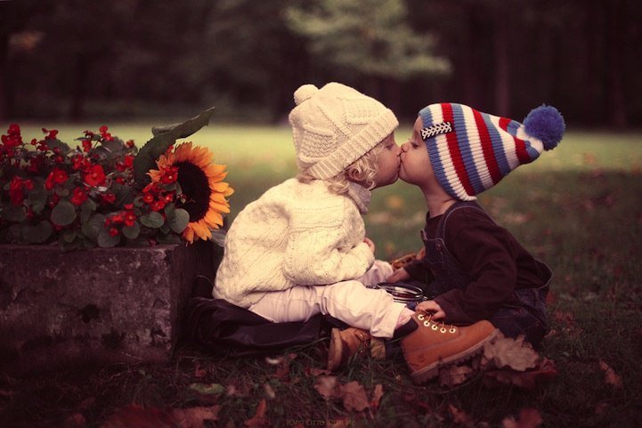 Первый поцелуй - малыши, пикник, поцелуй, пейзаж, дети, лес, природа - оригинал