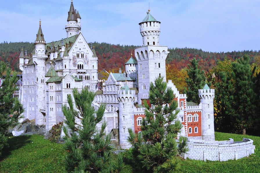 маленький замок Нойшванштайн - горы, дворцы, горный пейзаж, замки мира, замки - оригинал