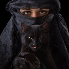 женщина в черном с кошкой