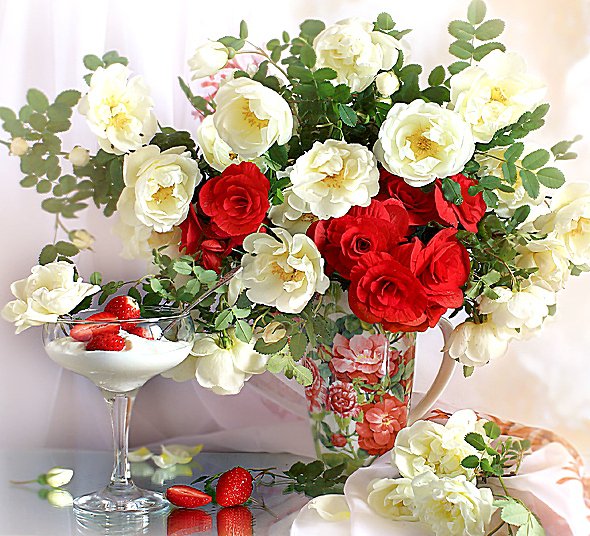 Белые и алые розы - букет, розы, мороженое, клубника - оригинал