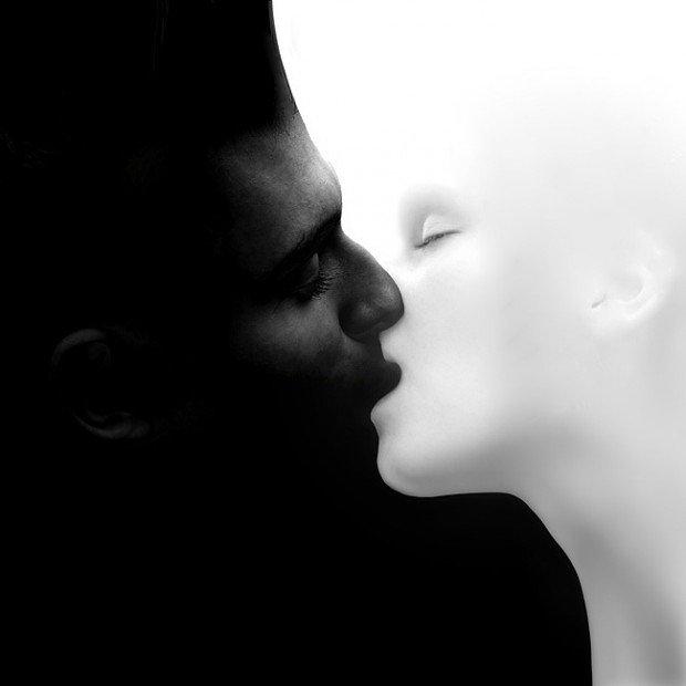 черное и белое - двое, пара.любовь, поцелуй - оригинал