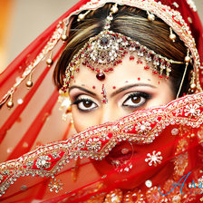 indiai nő vörös fátyolban