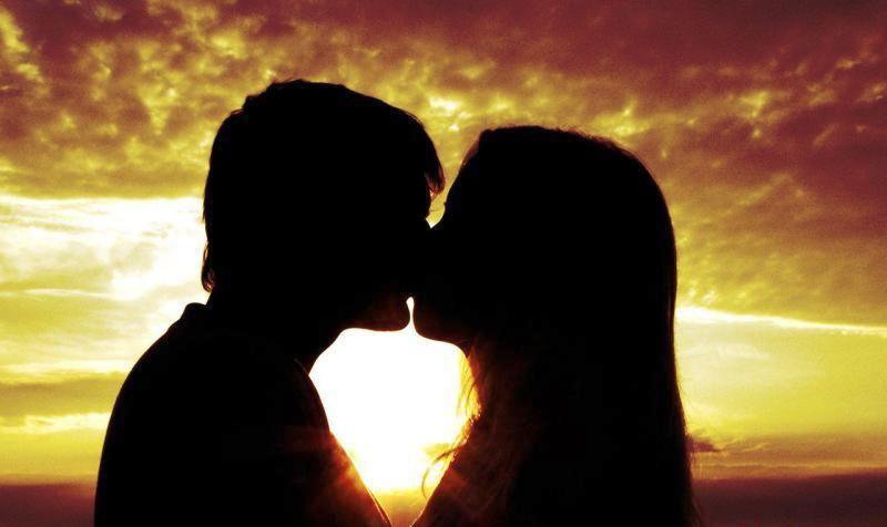 Поцелуй на закате - день св.валентина - оригинал