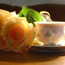 три розы и чашка