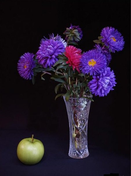 Астры с яблоком - цветы, ваза, картина, букет, натюрморт, фрукты - оригинал