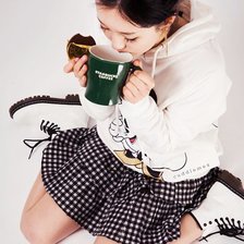 девушка пьёт чай