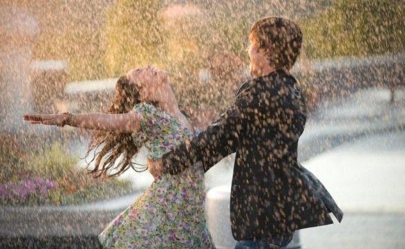 Танец влюбленных под дождем - влюбленные, дождь, счастье, радость - оригинал