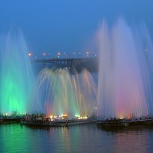 фонтан в ночное время на набережной г.Новосибирска