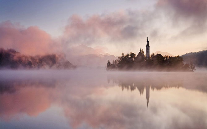 замок в тумане - вода, замок, пейзаж, озеро, озеро блед, туман, словения - оригинал