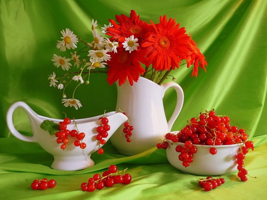 Герберы с ягодами - цветы, натюрморт - оригинал