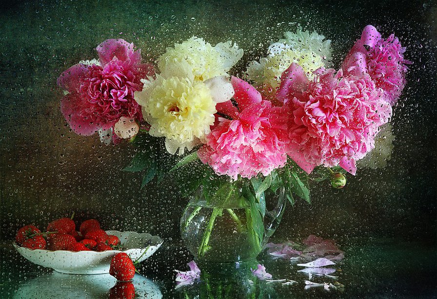 Серия "Цветы под дождем" - земляника, цветы, пионы - оригинал