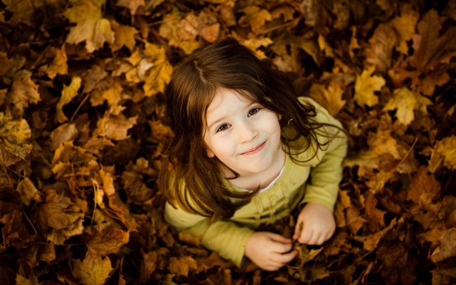 Девочка и листья - осень, девочка, детство - оригинал