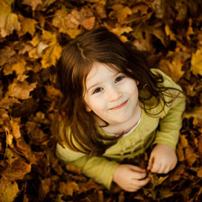 Девочка и листья