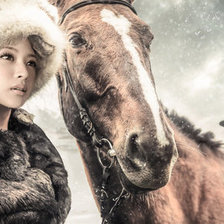 Монгольская девушка с лошадью