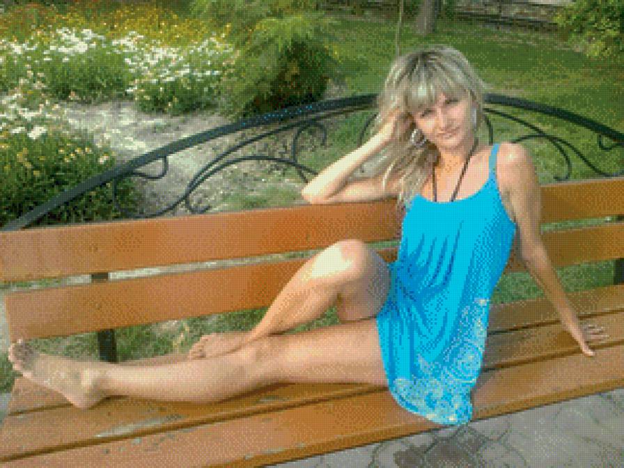 Фото - блондинка в голубом платье на скамейке - предпросмотр