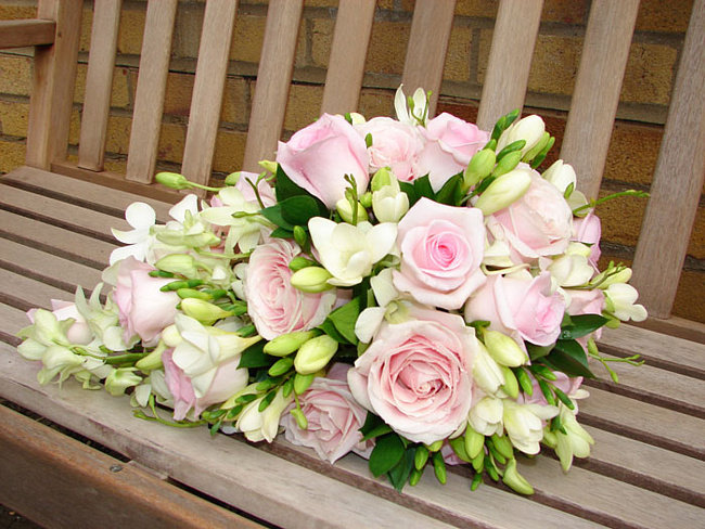 букет роз на скамье - букет, розы, цветы - оригинал