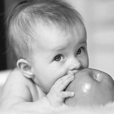 Малыш с яблоком 2