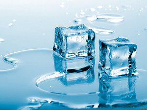 Кубики льда - монохром, вода - оригинал