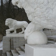 львы скульптура зимой