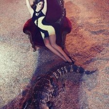 Оригинал схемы вышивки «девушка с крокодилом» (№561750)