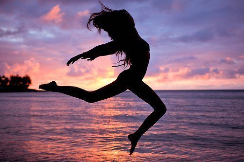 прыжок - девушка, прыжок, море, силуэт, закат, гаризонт, люди - оригинал