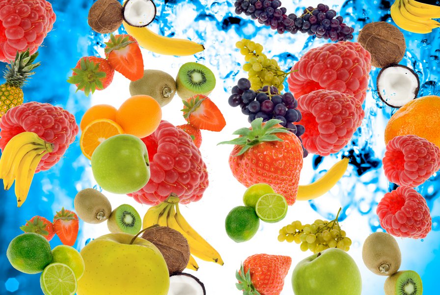 Сочные фрукты и ягоды в воде - малина, виноград, фрукты, вода, яблоки, клубника, ягоды - оригинал