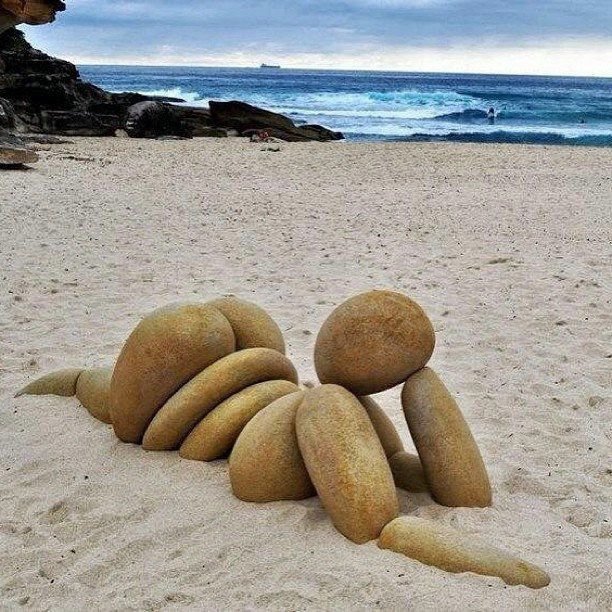 каменная баба - женщина, пляж - оригинал