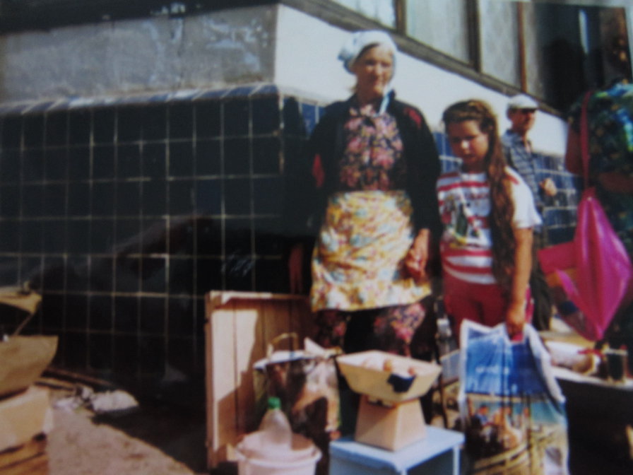 Бабушка-торговка с внучкой - старый базар, девочка, весы, бабушка, внучка, партенит 97-98 год - оригинал