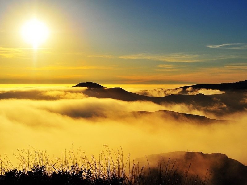 Туманное утро - трава, горы, рассвет, утро, туман, солнце - оригинал