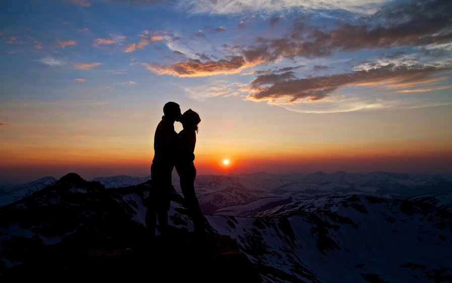 Поцелуй в горах - горы, влюбленные, пара, поцелуй - оригинал