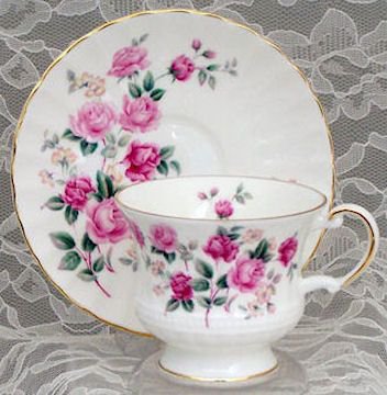 taza y plato con pequeñas rosas - оригинал