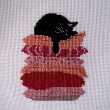 Оригинал схемы вышивки «кот на подушке» (№848871)